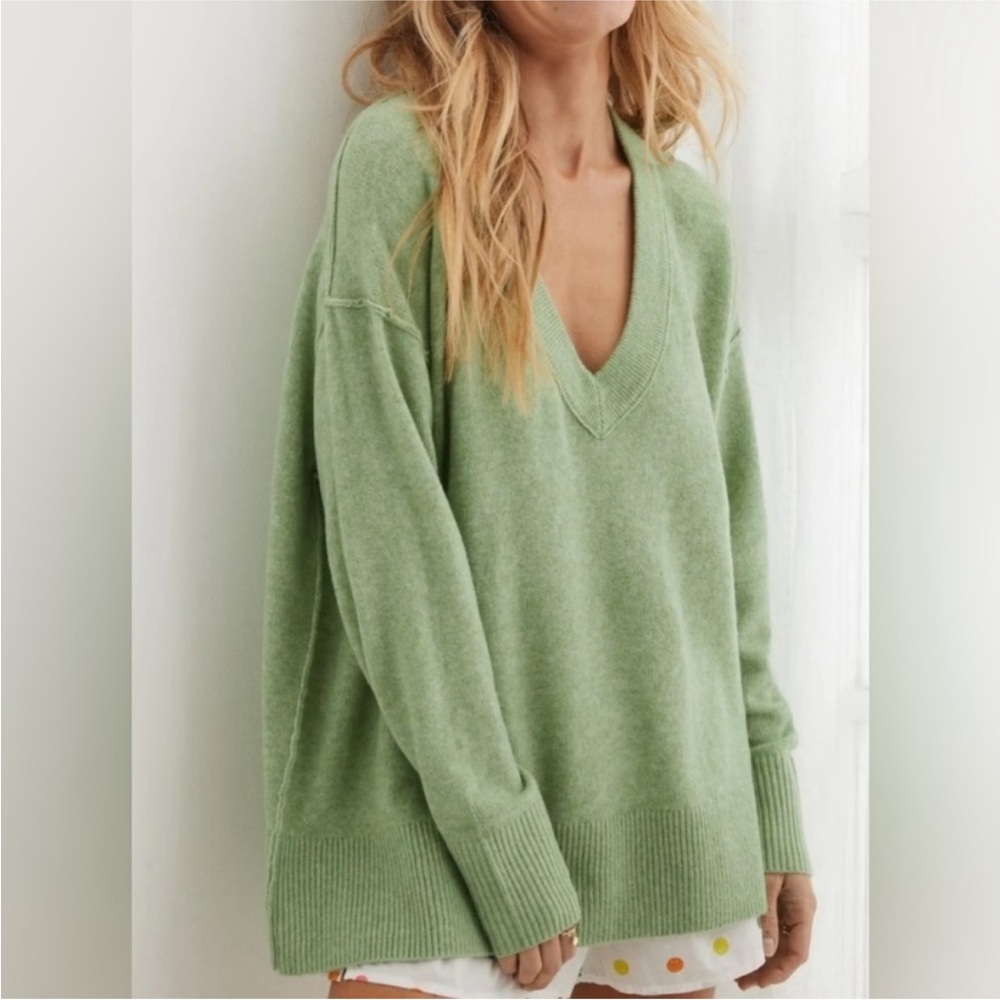 Aerie unREAL Green V-Neck Sweater